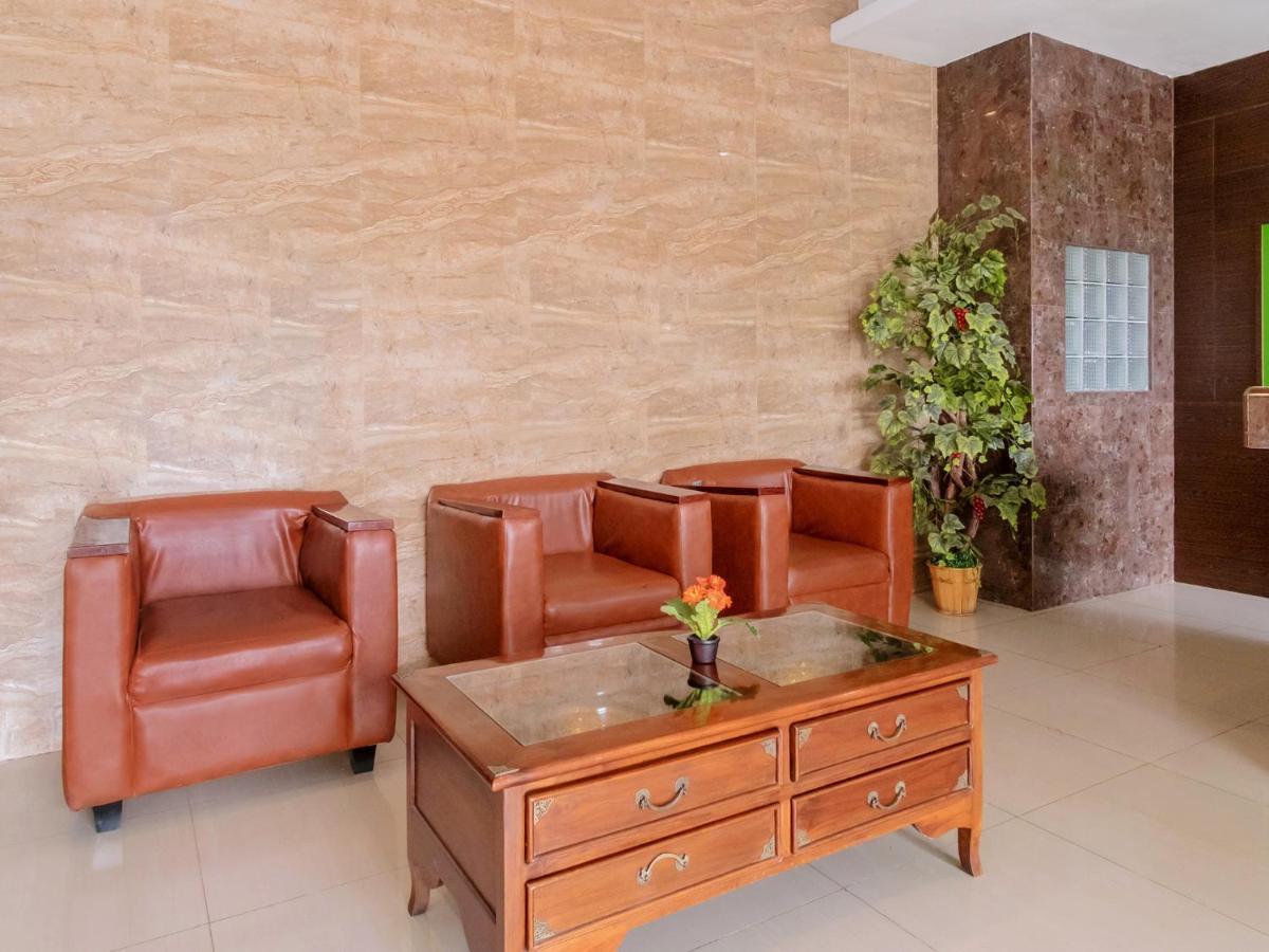 Oyo 741 Hotel Labuhan Raya Медан Екстериор снимка