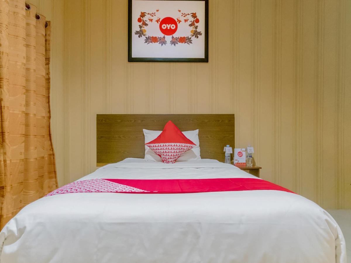 Oyo 741 Hotel Labuhan Raya Медан Екстериор снимка