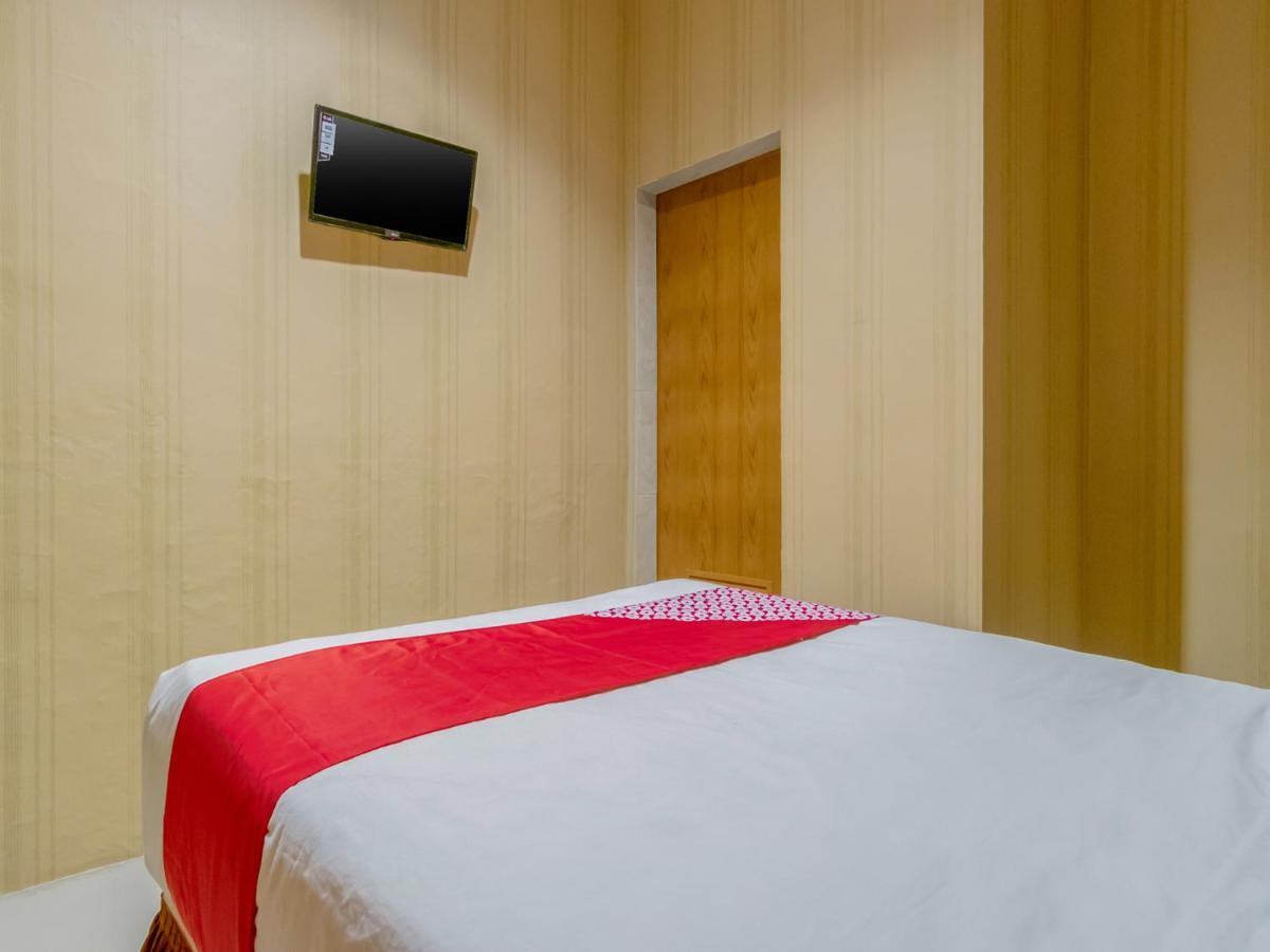 Oyo 741 Hotel Labuhan Raya Медан Екстериор снимка