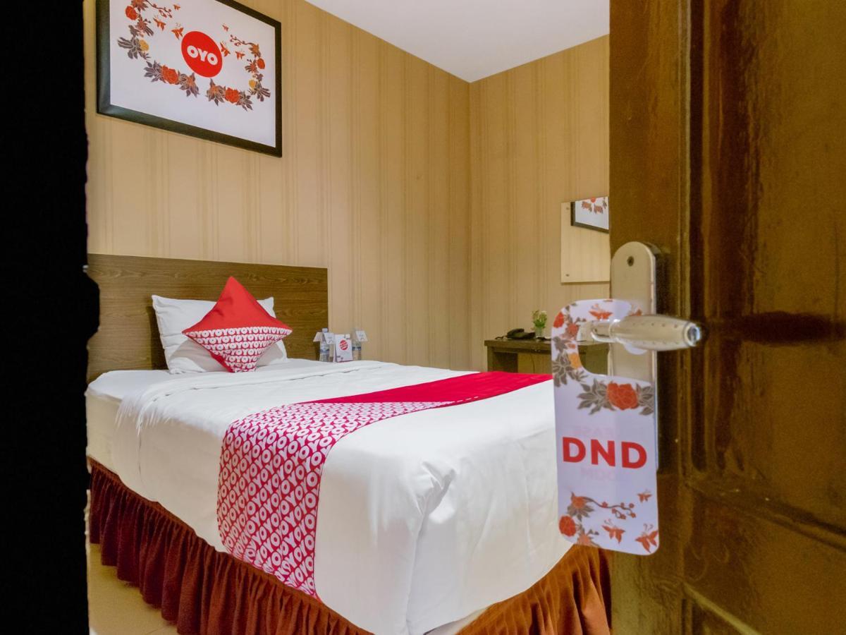 Oyo 741 Hotel Labuhan Raya Медан Екстериор снимка